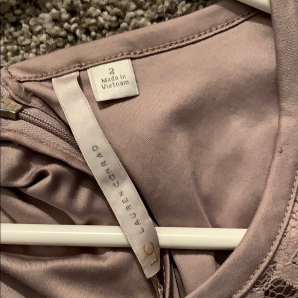 Beautiful lace dress - Picture 3 of 4